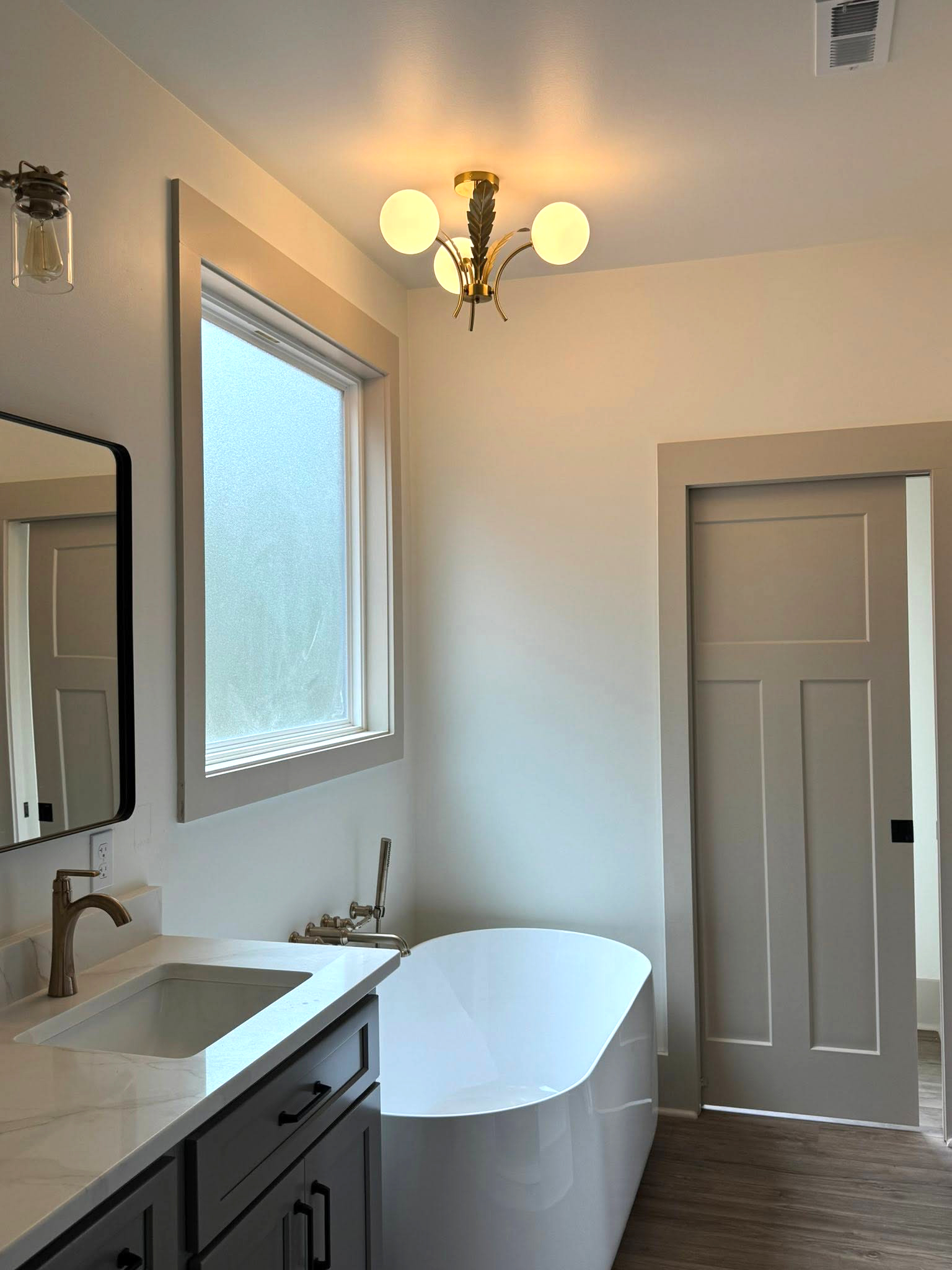 Modern Farmhouse Plan 041-00216 master bathroom