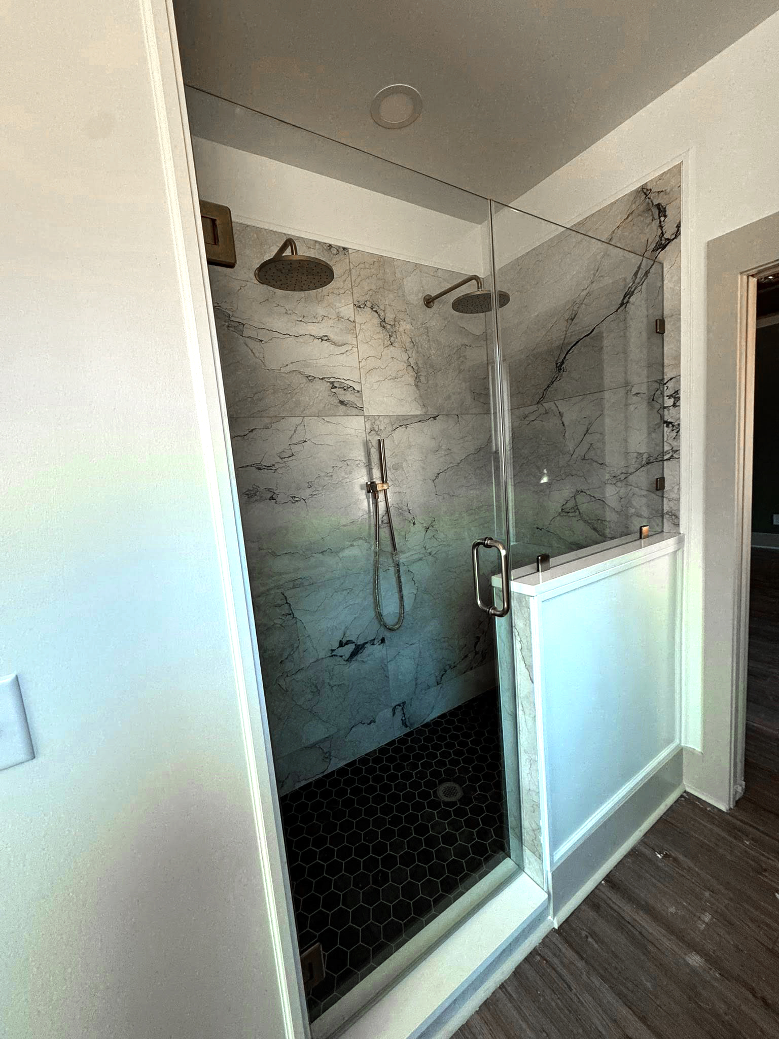 Plan 041-00216 master shower — tile finish detail